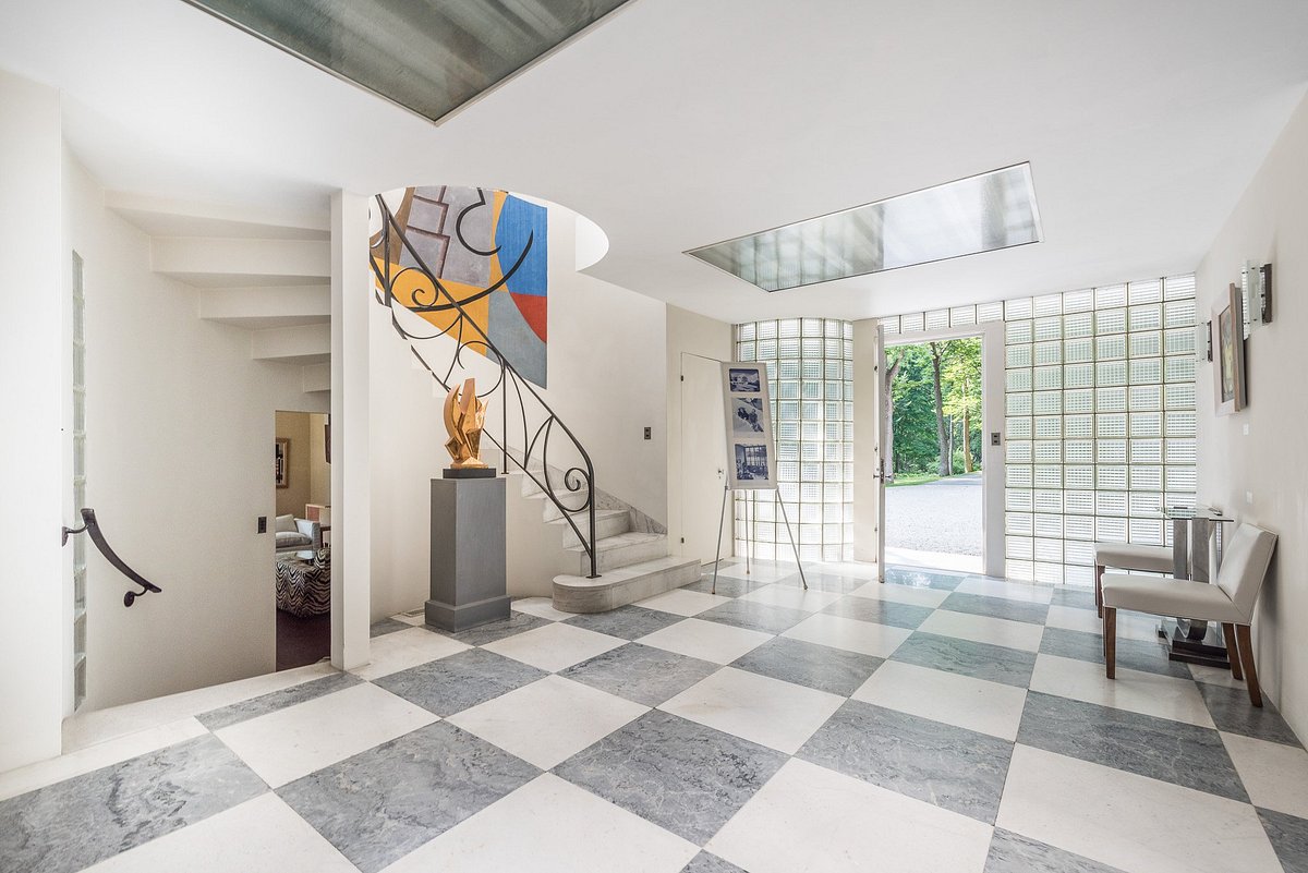 Ida O’Keeffe, “Flowers (Gardenias in a Pitcher)” 1932<br />
Oil on canvas, 8 x 7 inches<br />
Photo courtesy Christie’s New York<br />
